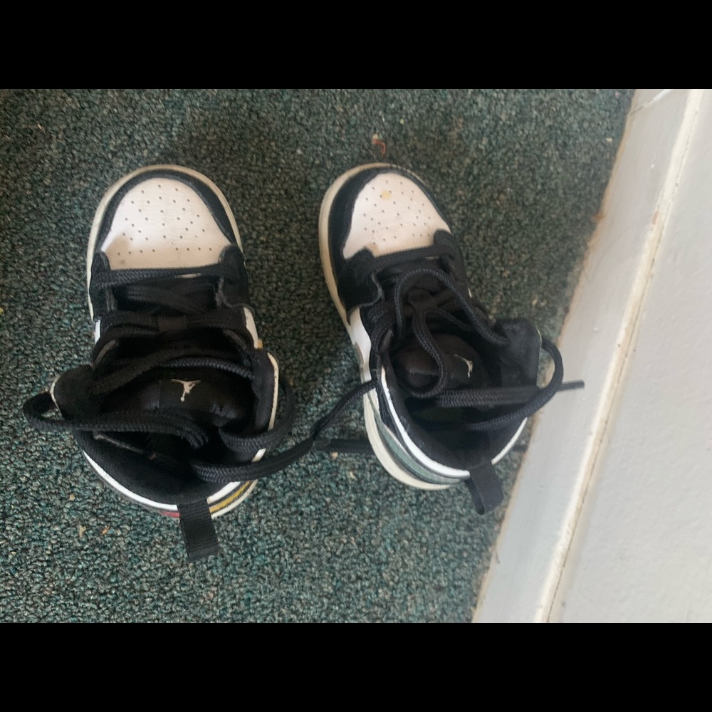 Mid Jordan 1s . reverse colors. Hard to find
